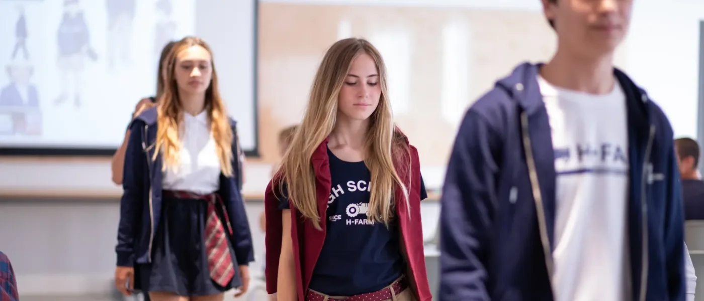 Gli studenti H-IS indossano l'uniforme scolastica