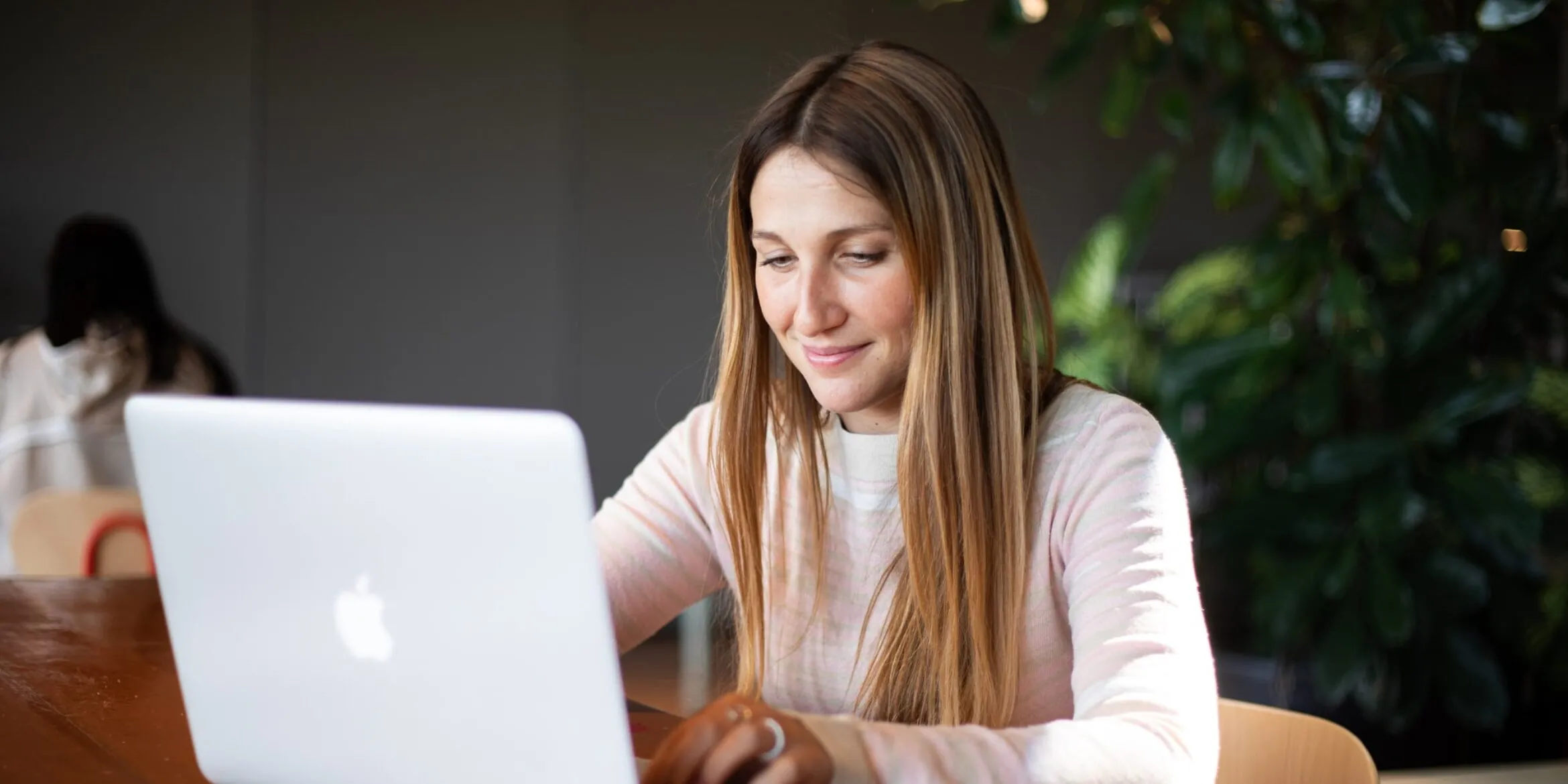 L'insegnante si concentra sul suo lavoro su un MacBook presso H-FARM