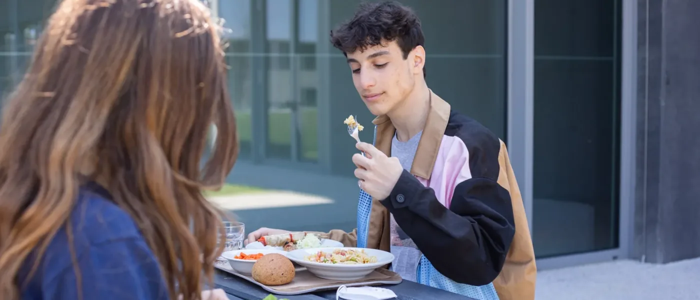 Lo studente si gode il cibo all'H-IS