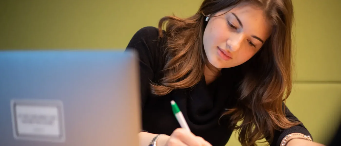 La studentessa fa il suo lavoro nella sala studio di H-FARM