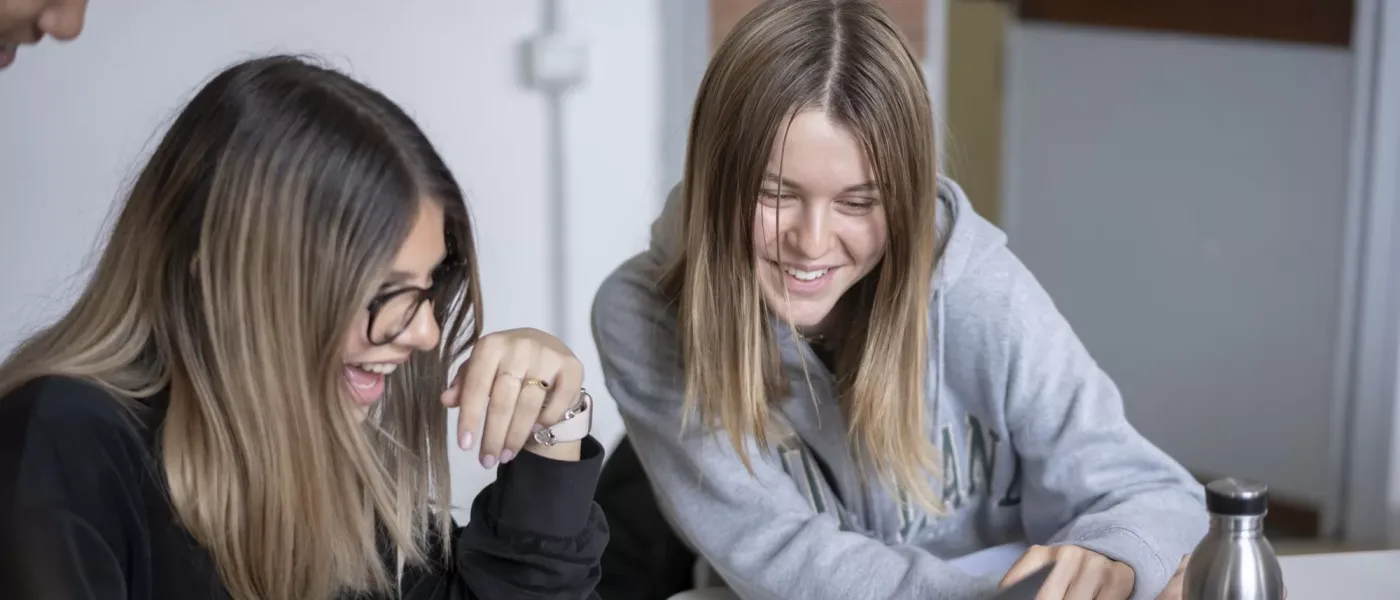 Gli studenti lavorano sui loro compiti in classe presso H-IS Vicenza